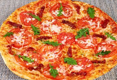 Пицца Маргарита с вялеными томатами